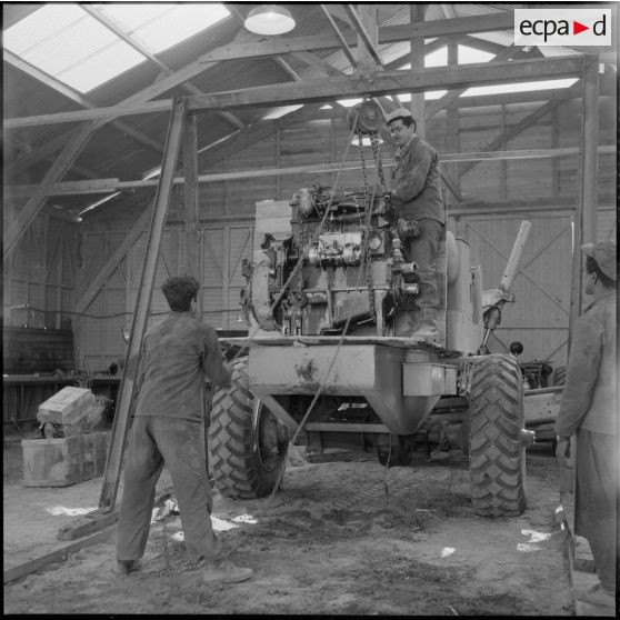 Chantier du Groupement d'Entreprises Routières Sahariennes (GERS) entre Fort Lallemand et Fort Flatters.