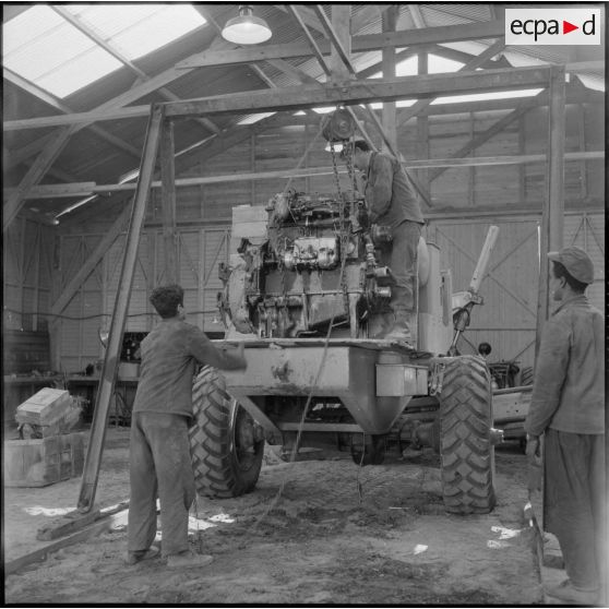 Chantier du Groupement d'Entreprises Routières Sahariennes (GERS) entre Fort Lallemand et Fort Flatters.