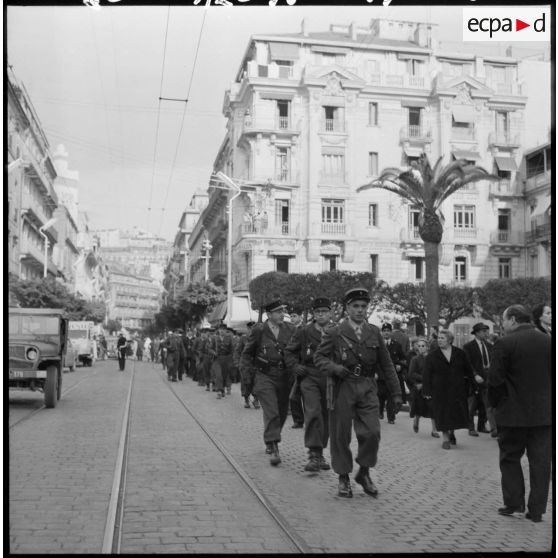 Alger. Cérémonie militaire.