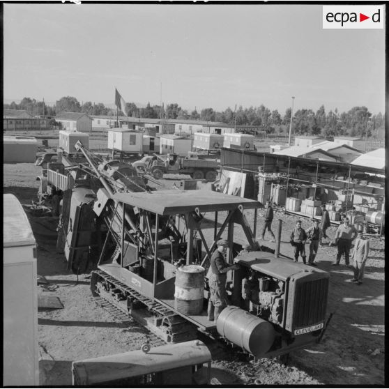 Construction d'un oléoduc entre Hassi Messaoud et Bougie.