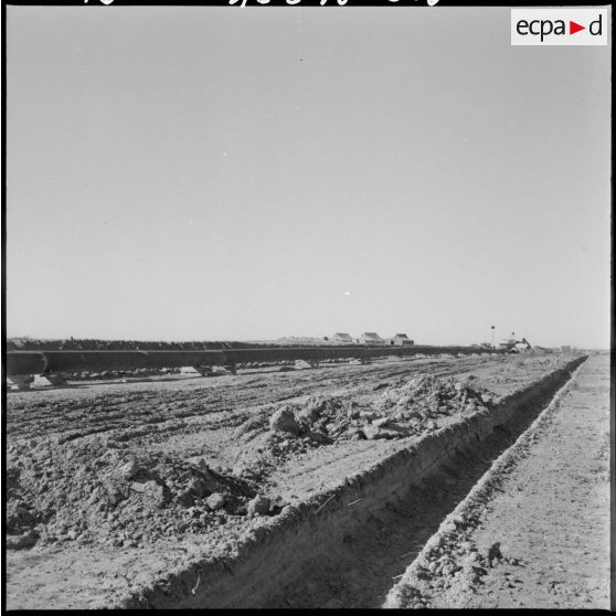 Construction d'un oléoduc. Chantier de Benchaoucha. Le poste d'avancement.