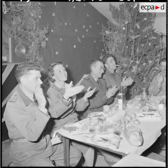 Fête de Noël au poste "Sergent Messaoui" dans le djebel Feroukra, dans l'Algérois.