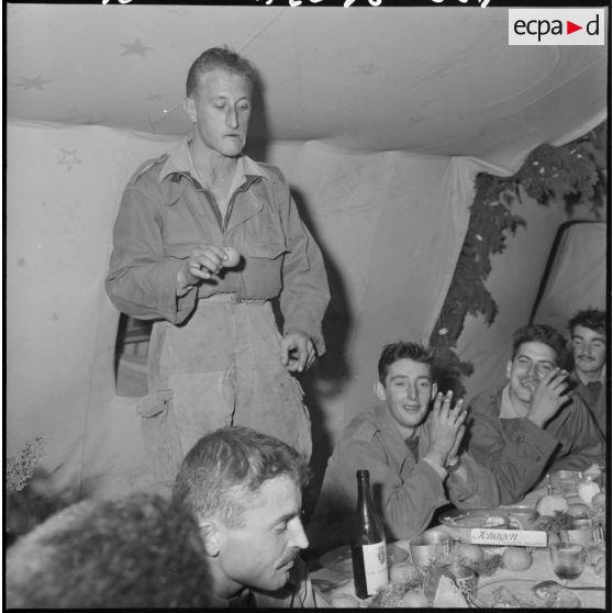 Fête de Noël au poste "Sergent Messaoui" dans le djebel Feroukra, dans l'Algérois.