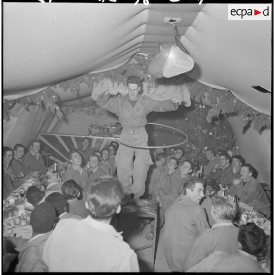 Fête de Noël au poste "Sergent Messaoui" dans le djebel Feroukra, dans l'Algérois.