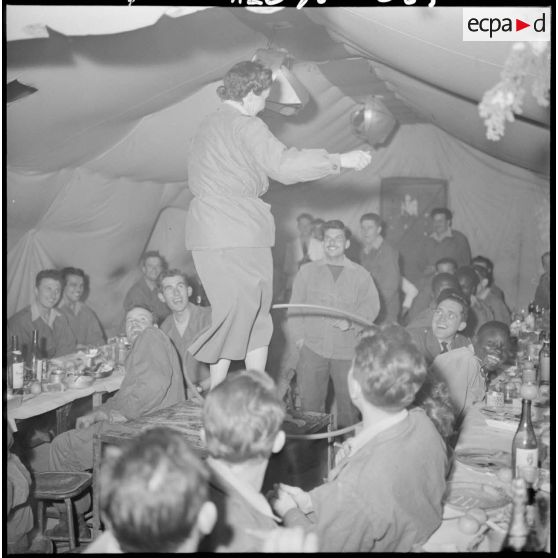 Fête de Noël au poste "Sergent Messaoui" dans le djebel Feroukra, dans l'Algérois.