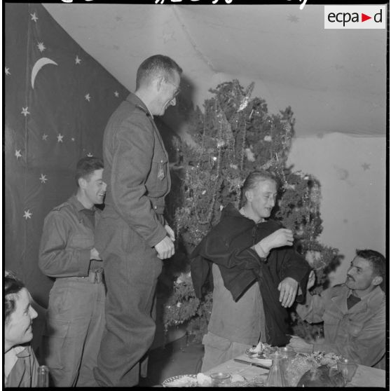 Fête de Noël au poste "Sergent Messaoui" dans le djebel Feroukra, dans l'Algérois.