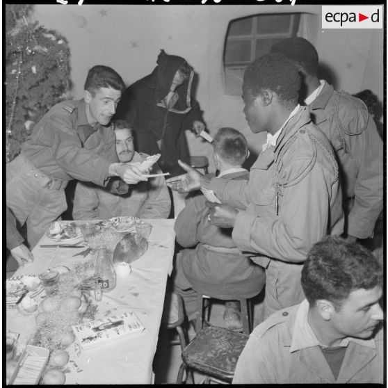 Fête de Noël au poste "Sergent Messaoui" dans le djebel Feroukra, dans l'Algérois.