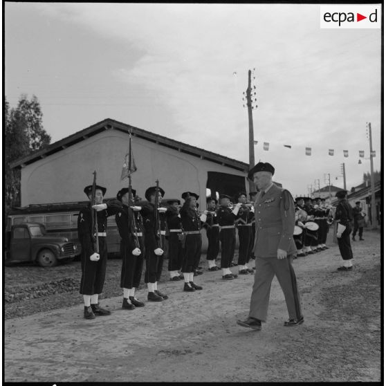 Centenaire de Dra-el-Mizan en présence du général Faure commandant la zone Est d'Alger (ZEA) et la 27e division d'infanterie alpine (DIA).