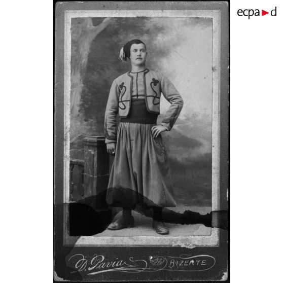 [Photographie au format de carte de visite. Portrait d'un zouave. D[ésiré] Pavia, Bizerte.]