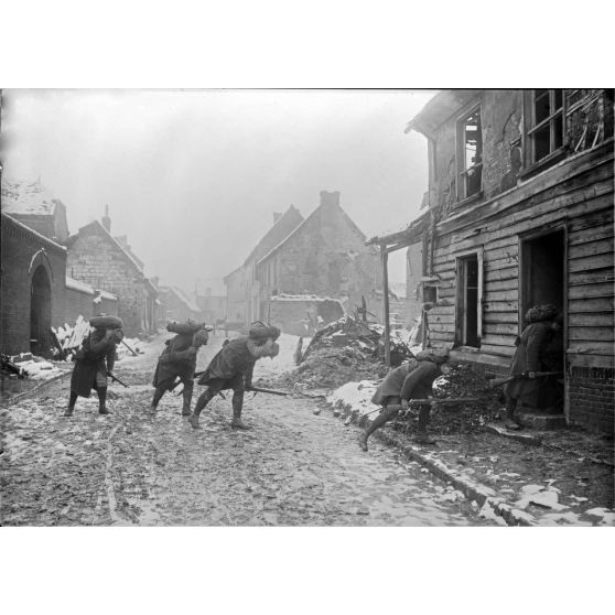 [Soldats se mettant à l'abri dans un village.]