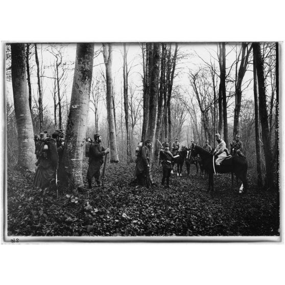 [Infanterie et cavaliers discutant aux abords d'une forêt.]