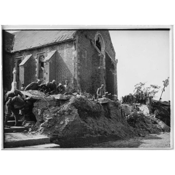 [Soldats fouillant des ruines.]