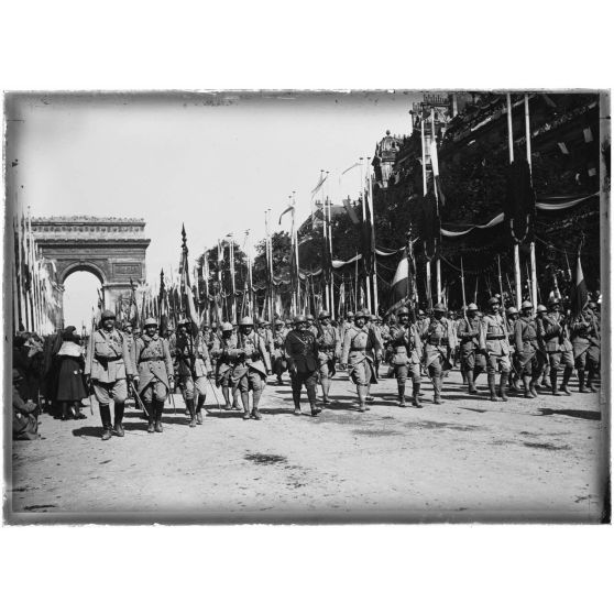 [Paris, 14 juillet 1919. Défilé sous l'Arc-de-Triomphe.]