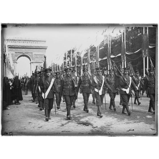 Paris, 14 juillet 1919. Défilé sous l'Arc-de-Triomphe. L'armée Anglaise.