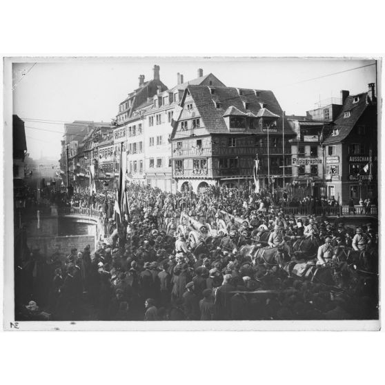 Entrée de l'Armée Gouraud dans Strasbourg, 1918. [légende d'origine]