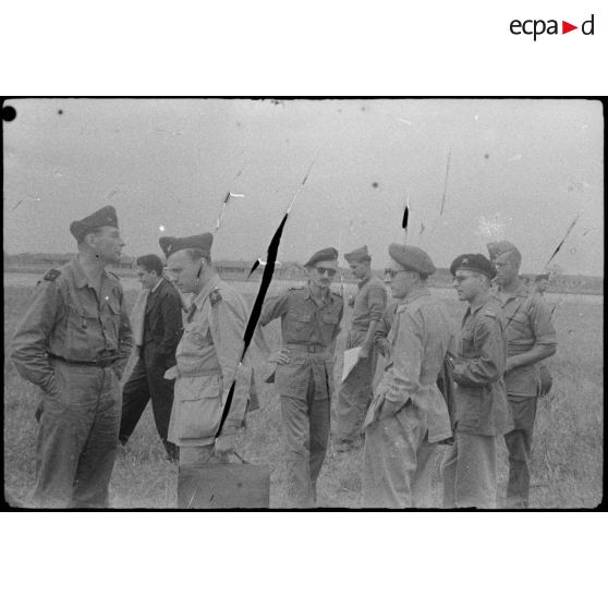 [Opération Gaur en Indochine, janvier-mars 1946. Le général de brigade Jean Valluy et d'autres officiers sur le terrain d'aviation de Haïphong,]