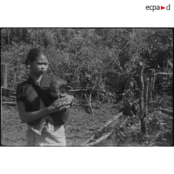 [Opération Gaur en Indochine, janvier-mars 1946. Populations Moïs dont des femmes avec leurs bébés.]