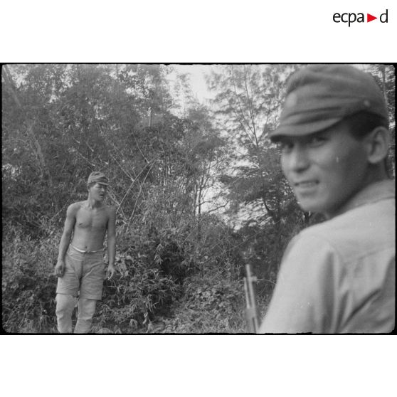 [Opération Gaur en Indochine, janvier-mars 1946. Prisonniers japonais censés surveiller la route, avec plus ou moins de mauvaise foi, par sections de 4 à 500 mètres sur la route entre Djiring et Bien Hoa [...].]