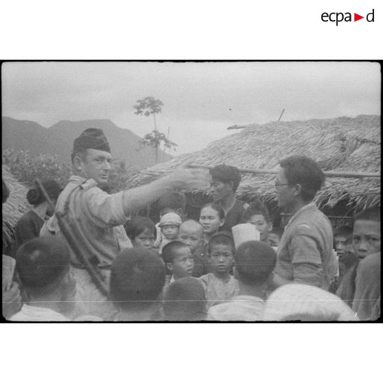 [Opération Gaur en Indochine, janvier-mars 1946. Le commandant Raymond Dronne, administrateur des colonies ayant rejoint Leclerc en Afrique-Equatoriale française, commande le bataillon des anciens de la 2e division blindée qui a écrasé la veille les dernières résistances avant Nha Trang.]