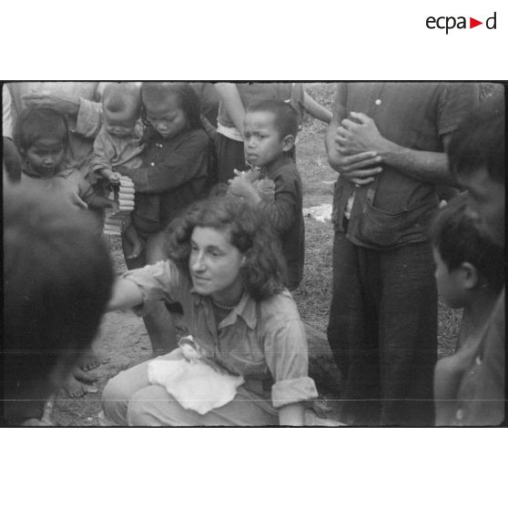 [Opération Gaur en Indochine, janvier-mars 1946. Mademoiselle Lemire, une infirmière, procure des soins à la population d'un village, près de la côte entre le col de M'Drak et Nha Trang.]