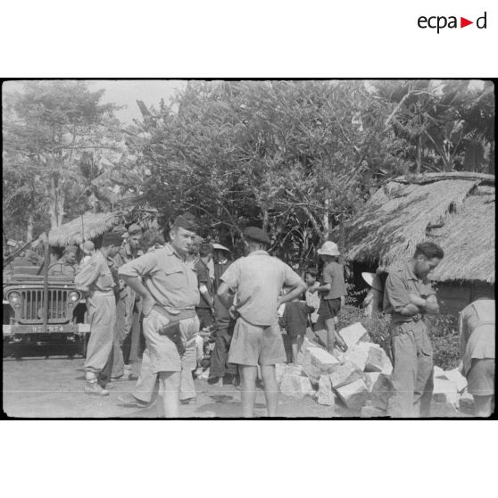 [Opération Gaur en Indochine, janvier-mars 1946. Le commandant Raymond Dronne dans un village entre le col de M'Drak et Nha Trang.]