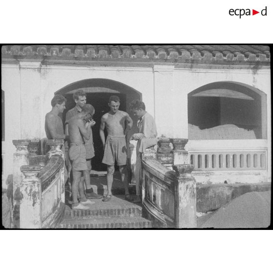 [Opération Gaur en Indochine, janvier-mars 1946. Pause dans une petite ville dans la plaine, après le passage du col de M'Drak.]