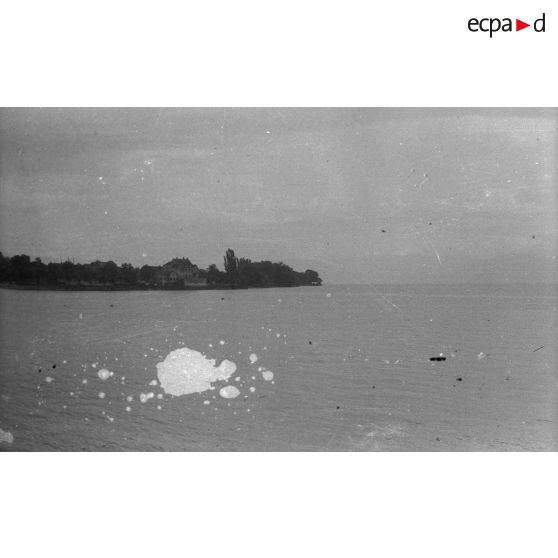 [Juillet 1945. Le lac de Constance, au bord duquel sont stationnées les troupes de la 1re armée française.]