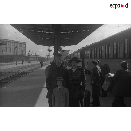 [Gare de Lyon à Paris. La mère de Claude Brézillon, sa jeune soeur et son frère Michel lors du départ de Claude Brézillon pour Marseille.]