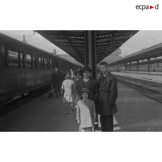 [Gare de Lyon à Paris. La mère de Claude Brézillon, sa jeune soeur et son frère Michel lors du départ de Claude Brézillon pour Marseille.]