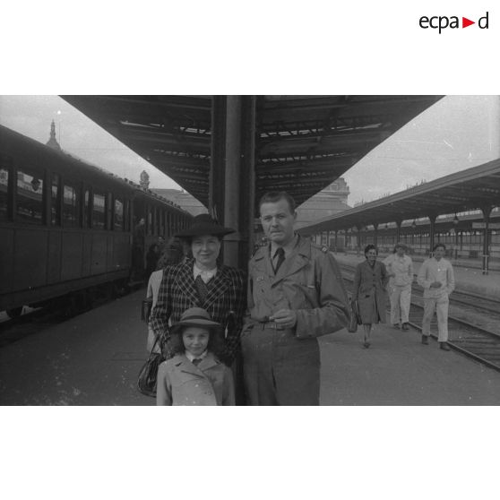 [Gare de Lyon à Paris. Claude Brézillon avec sa mère et sa jeune soeur lors de son départ pour Marseille.]