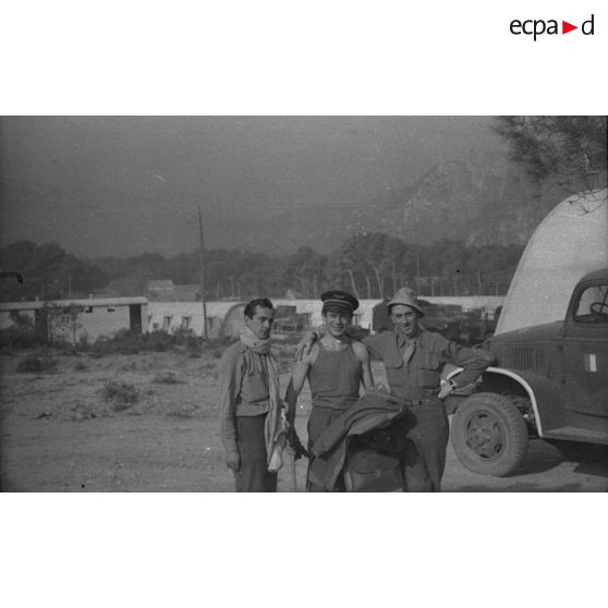 [L'équipe des preneurs de son, le sous-lieutenant Etirac, un camion radio, dans le camp de cantonnement des troupes sur les hauteurs de Marseille.]