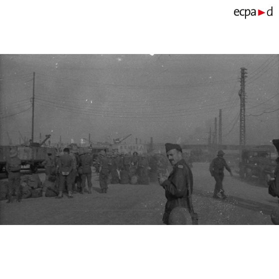 [Embarquement des volontaires du corps expéditionnaire français en Extrême-Orient à Marseille le 12 octobre 1945.]