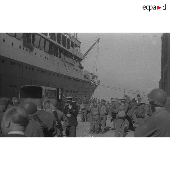 [Embarquement des volontaires du corps expéditionnaire français en Extrême-Orient à bord du transport de troupes Orontès à Marseille le 12 octobre 1945.]