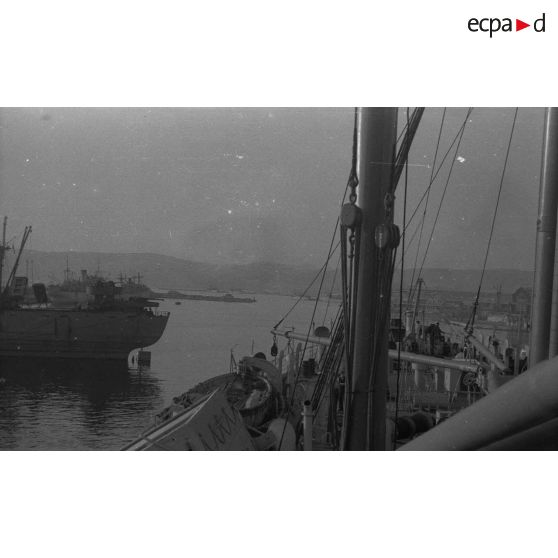 [Le transport de troupes Orontès quitte le port de Marseille le 12 octobre 1945.]