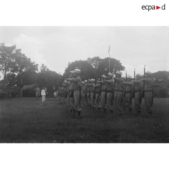 [Indochine française, 9 septembre 1946. Le général Zinovi Pechkoff dans le camp de la 13e demi-brigade de la Légion étrangère à Gia Dinh.]