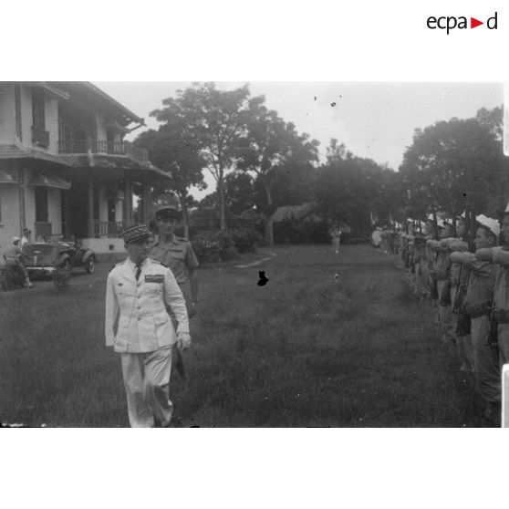 [Indochine française, 9 septembre 1946. Le général Zinovi Pechkoff dans le camp de la 13e demi-brigade de la Légion étrangère à Gia Dinh.]