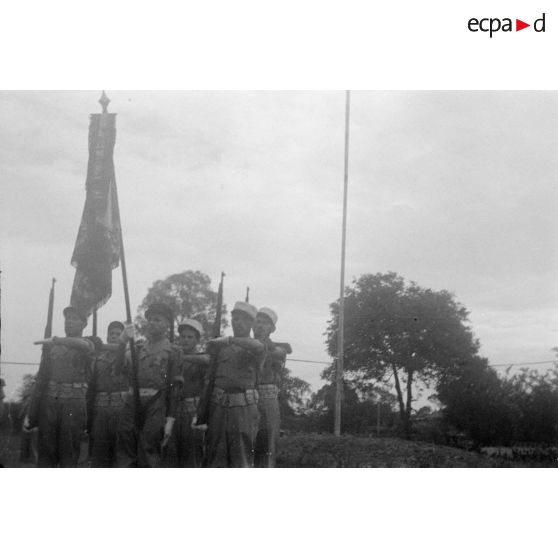 [Indochine française, 9 septembre 1946. Le général Zinovi Pechkoff dans le camp de la 13e demi-brigade de la Légion étrangère à Gia Dinh.]