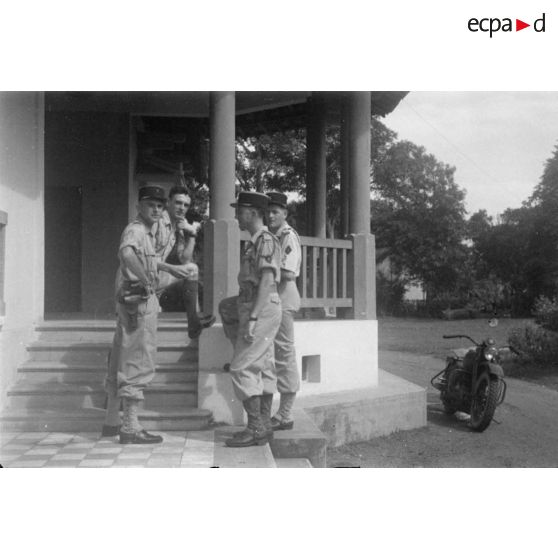 [Indochine française, 9 septembre 1946. Le général Zinovi Pechkoff dans le camp de la 13e demi-brigade de la Légion étrangère à Gia Dinh.]