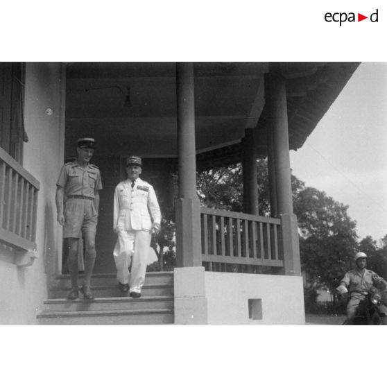 [Camp de la 13e demi-brigade de la Légion étrangère, Gia Dinh, 9 septembre 1946. Le général Zinovi Pechkoff sort du bureau du colonel de Sairigné avec lequel il s'est entretenu [...].]