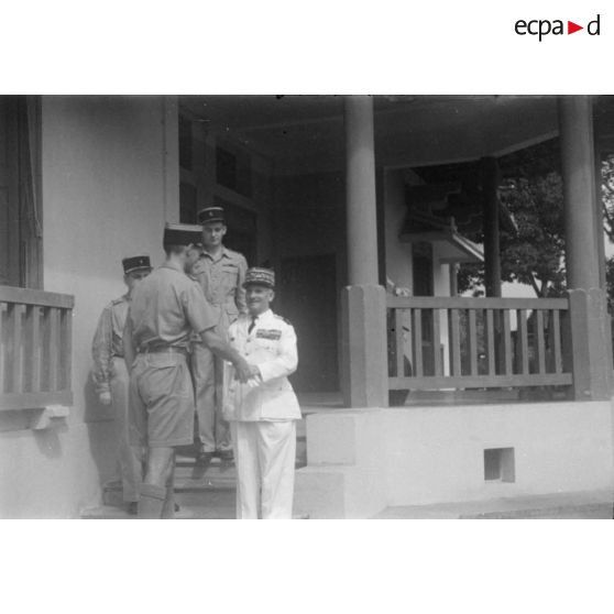 [Camp de la 13e demi-brigade de la Légion étrangère, Gia Dinh, 9 septembre 1946. Le général Zinovi Pechkoff sort du bureau du colonel de Sairigné avec lequel il s'est entretenu [...].]