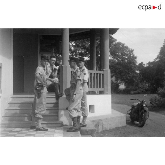 [Gia Dinh, camp de la 13e demi-brigade de la Légion étrangère, 9 septembre 1946. Des gradés de la 13e DBLE attendent la visite du général Pechkoff sur le perron du bureau du colonel de Sairigné.]