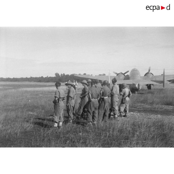 [10 septembre 1946. Arrivée à Siem Reap. C'est avec le Ventura personnel de l'amiral d'Argenlieu que le général Zinovi Pechkoff s'est rendu en 70 minutes de vol depuis Saigon jusqu'à Siem Reap.]