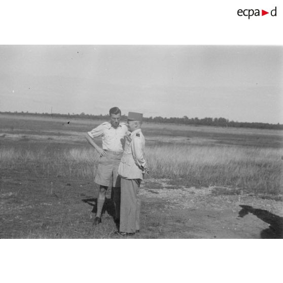 [Angkor Vat, 10 septembre 1946. Le général Zinovi Pechkoff s'entretient avec Maurice Glaize, conservateur des monuments d'Angkor.]