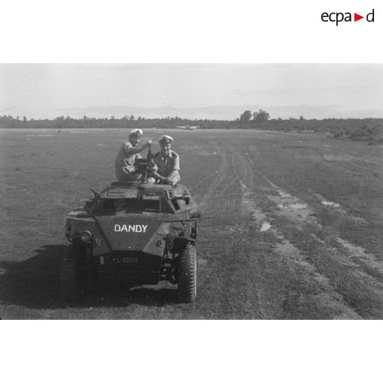 [Siem Reap, 10 septembre 1946. Une automitrailleuse relevant de la flottille du Mékong surveille la piste d'atterrissage proche de la chaussée conduisant à Angkor Vat.]