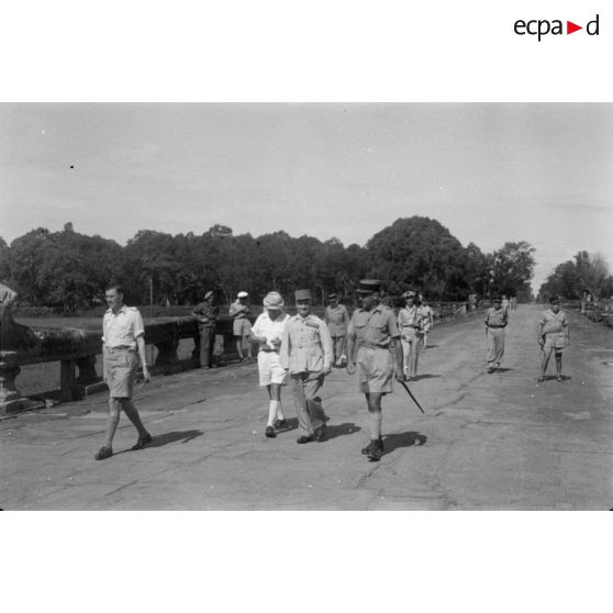 [Angkor Vat, 10 septembre 1946. Conduit par Maurice Glaize (à gauche) et le capitaine de Sairigné (à droite), le général Zinovi Pechkoff et les visiteurs s'avancent vers le temple.]