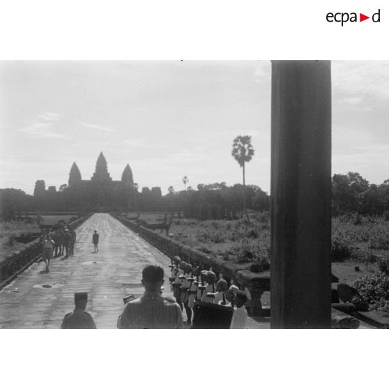 [Une visite d'autorités à Angkor Vat le 10 septembre 1946.]