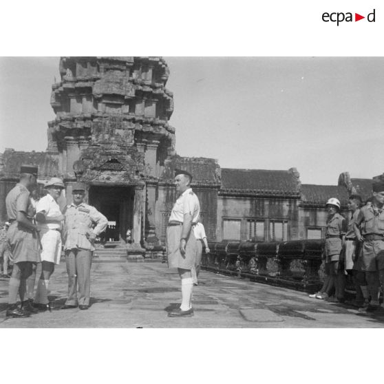 [Une visite d'autorités à Angkor Vat le 10 septembre 1946. Pont sur les douves devant une entrée d'un des quatre points cardinaux.]