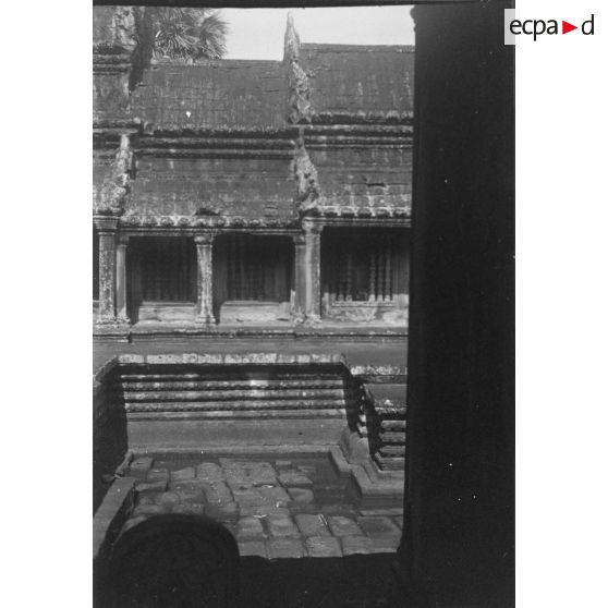 [Angkor le 10 septembre 1946. Un cloître cruciforme, dont on voit ici la cour, vient s'insérer dans la ceinture de demeures nobles.]