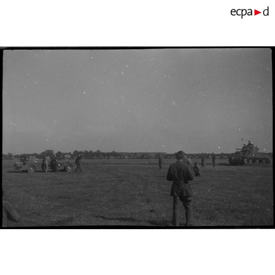 [Un défilé de la 2e division blindée devant le général de Gaulle à Landsberg (Allemagne) le 19 mai 1945.]