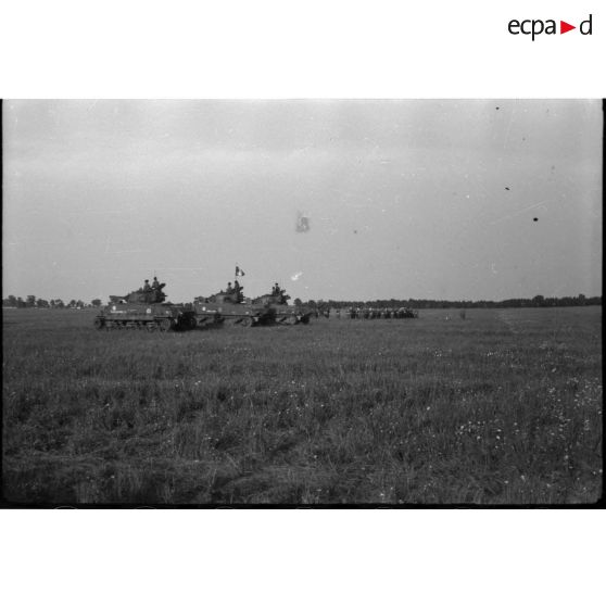 [Un défilé de la 2e division blindée devant le général de Gaulle à Landsberg (Allemagne) le 19 mai 1945.]